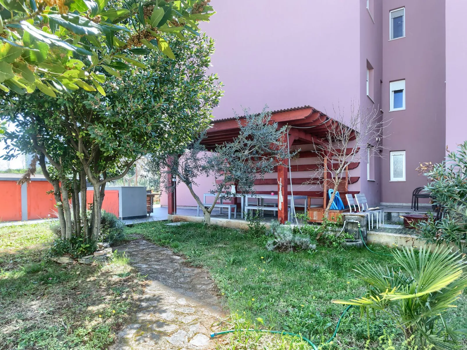 Wohnung in Fažana mit gemeinsamem Pool und Garten-Draußen