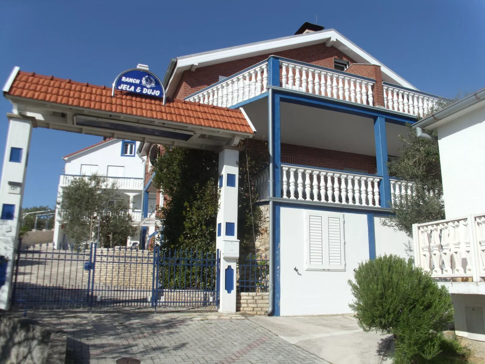 Für vier Personen mit Balkon im ersten Obergeschoss gelegen-Outside