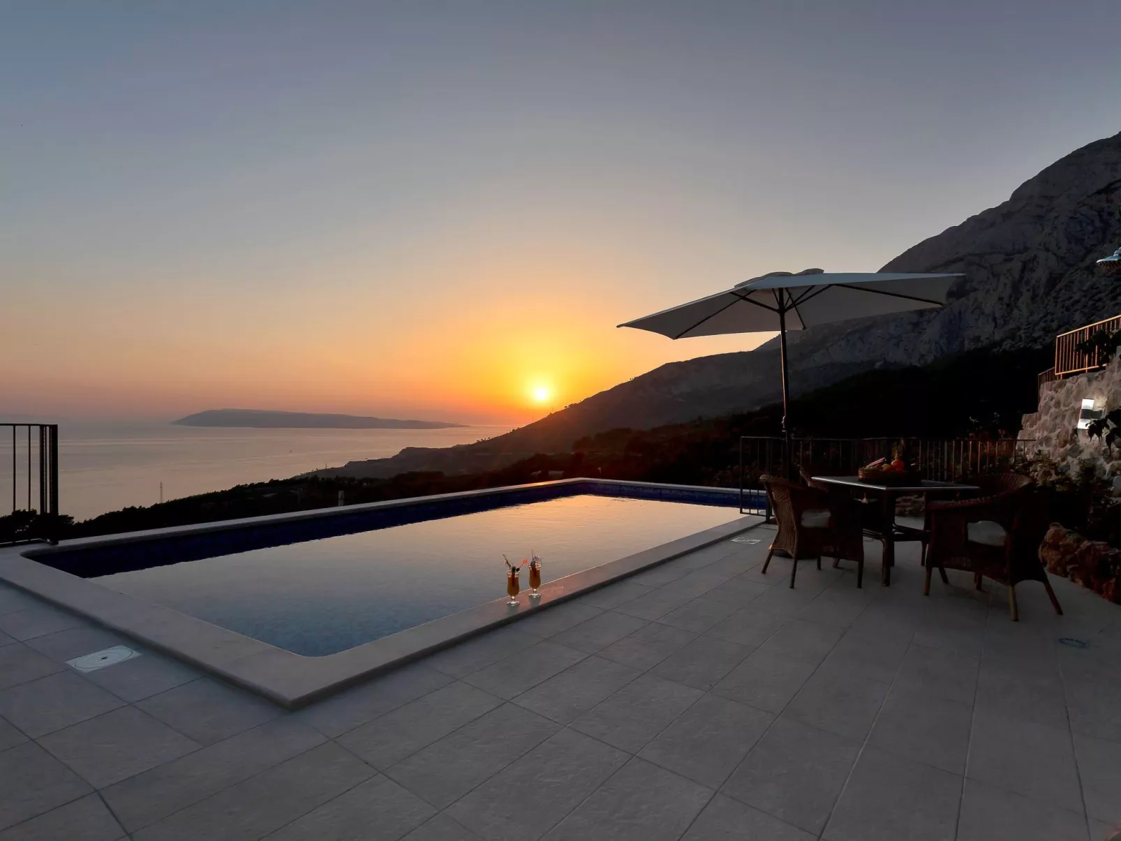 Charmantes Steinhaus mit Pool und Meerblick-Draußen