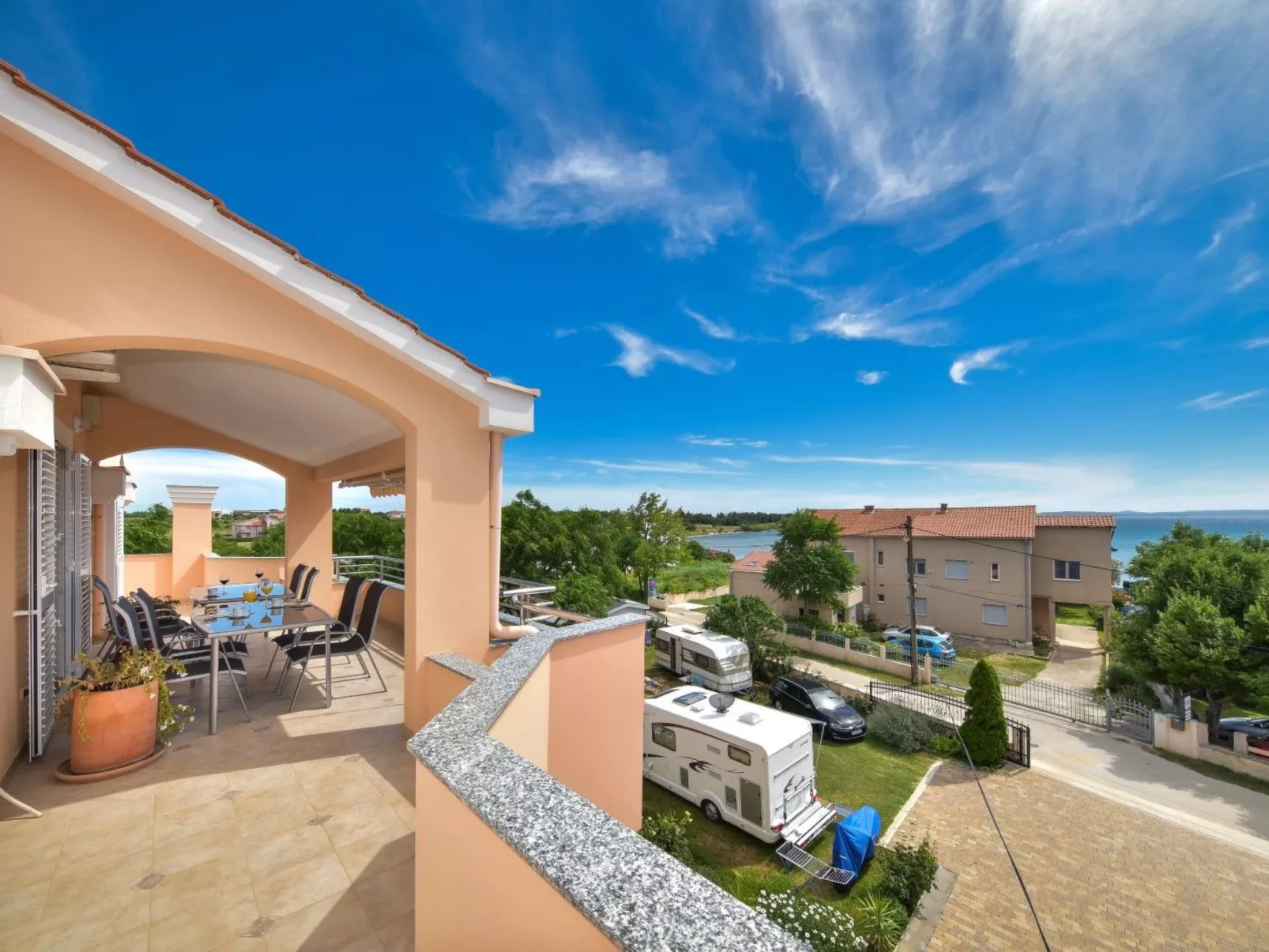 Wohnung mit Blick auf das Wasser-Draußen