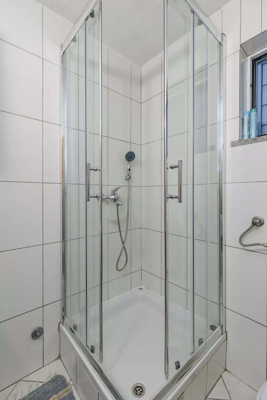 Traditionelles Steinhaus am Meer in Preko-Drinnen