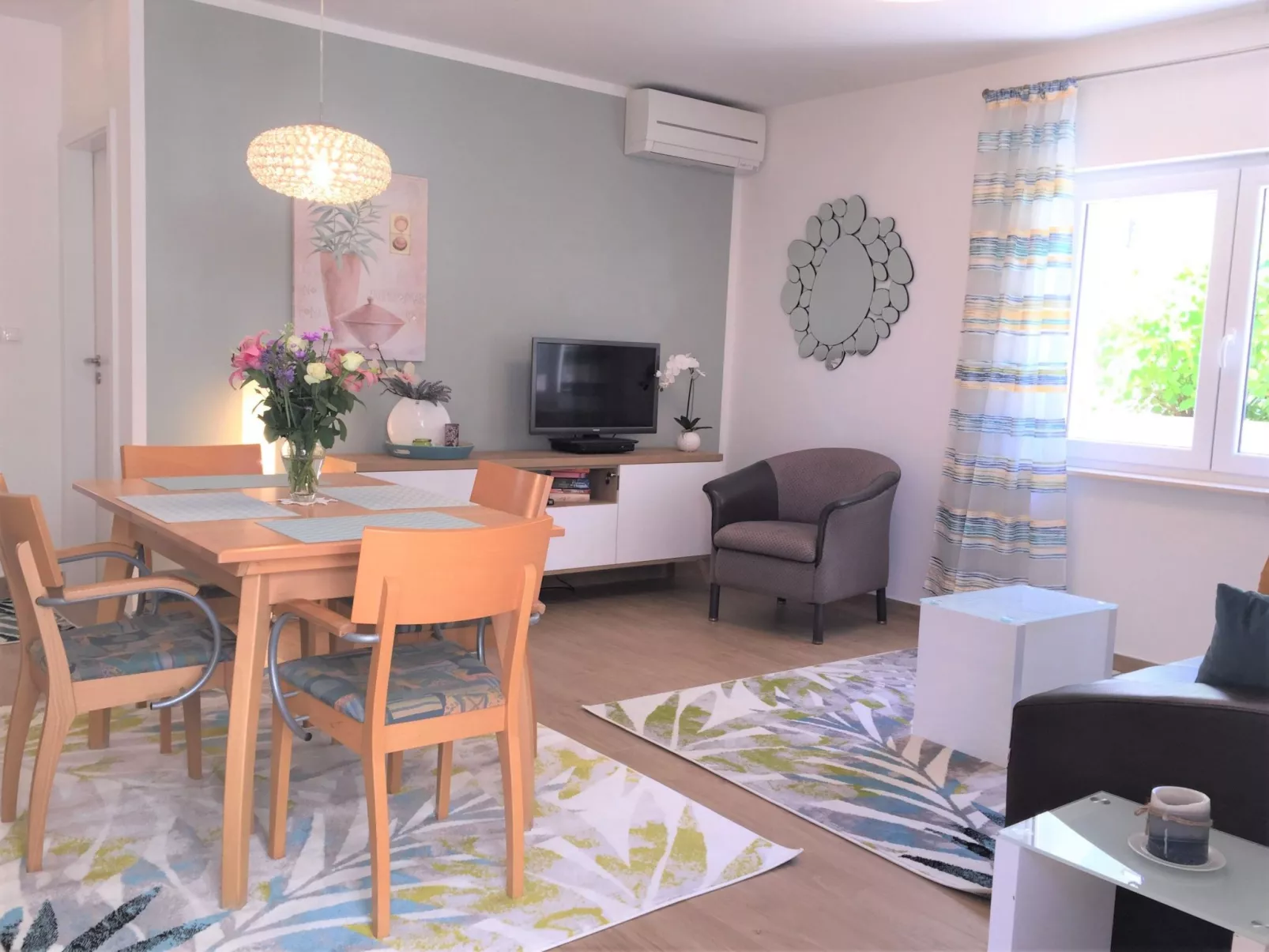 Klimatisierte Ferienwohnung in Okrug Gornji mit Gepflegtem Garten und Seeblick-Inside