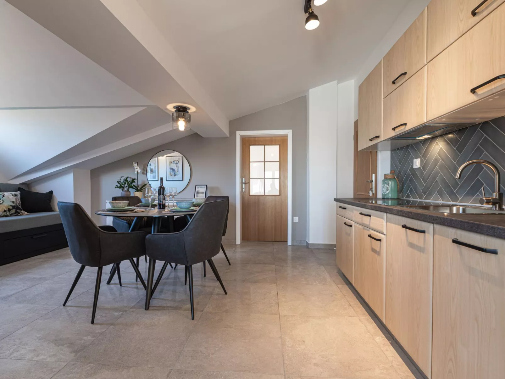 App mit Meerblick und Pool für 2-4 Personen-Drinnen