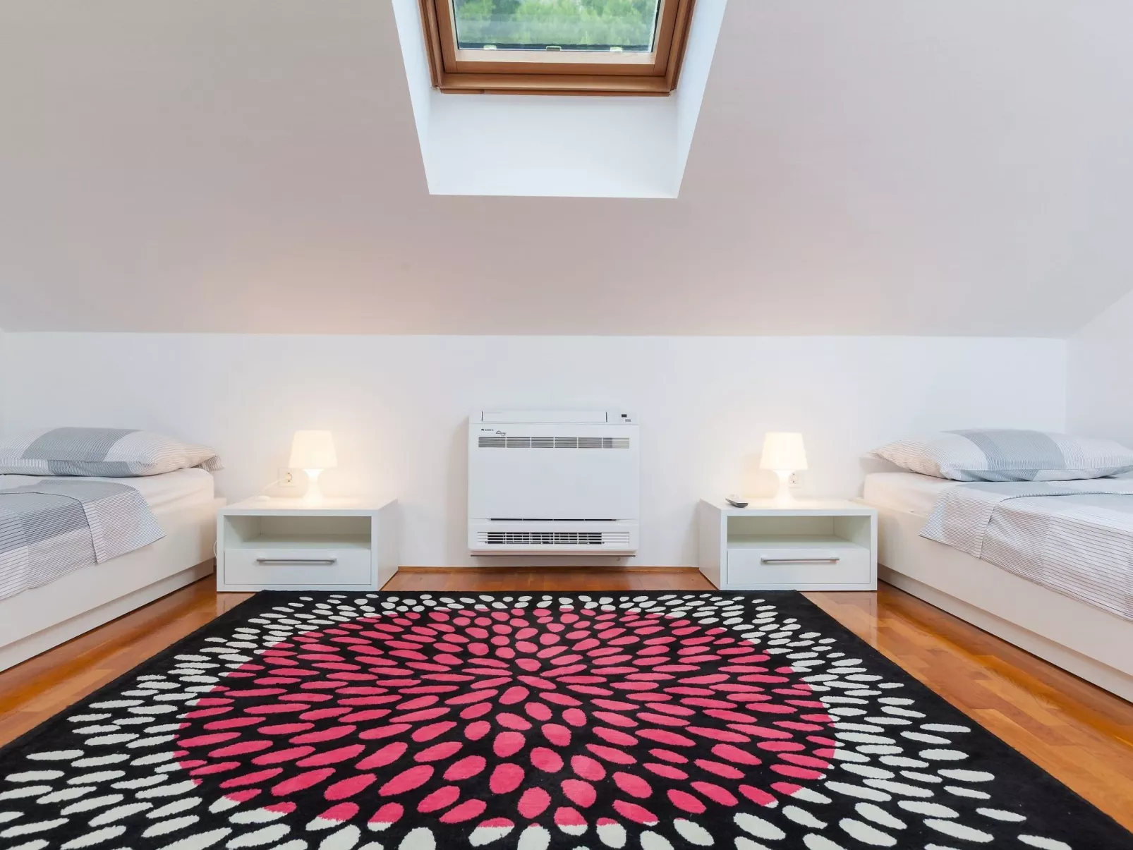 Wohnung mit Blick auf das Wasser-Drinnen