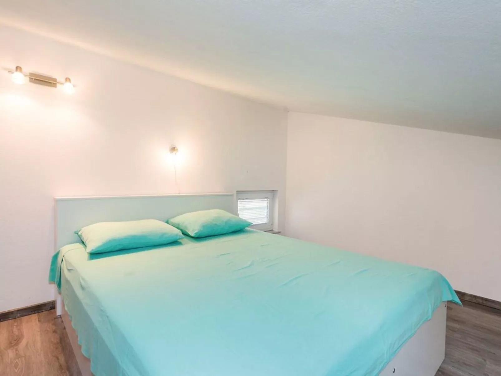 NR.2  SANDRA - APP 4-Inside