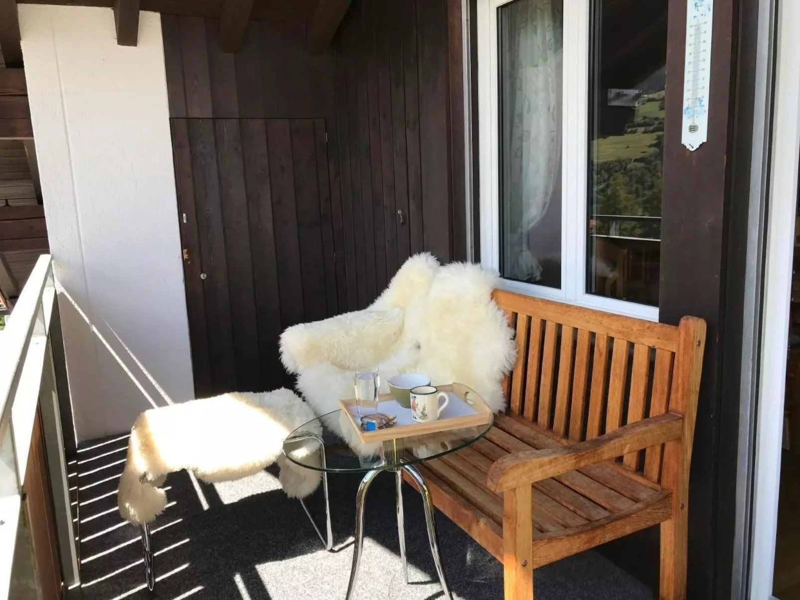 Grosszügige Dachwohnung mit Aussicht-Draußen