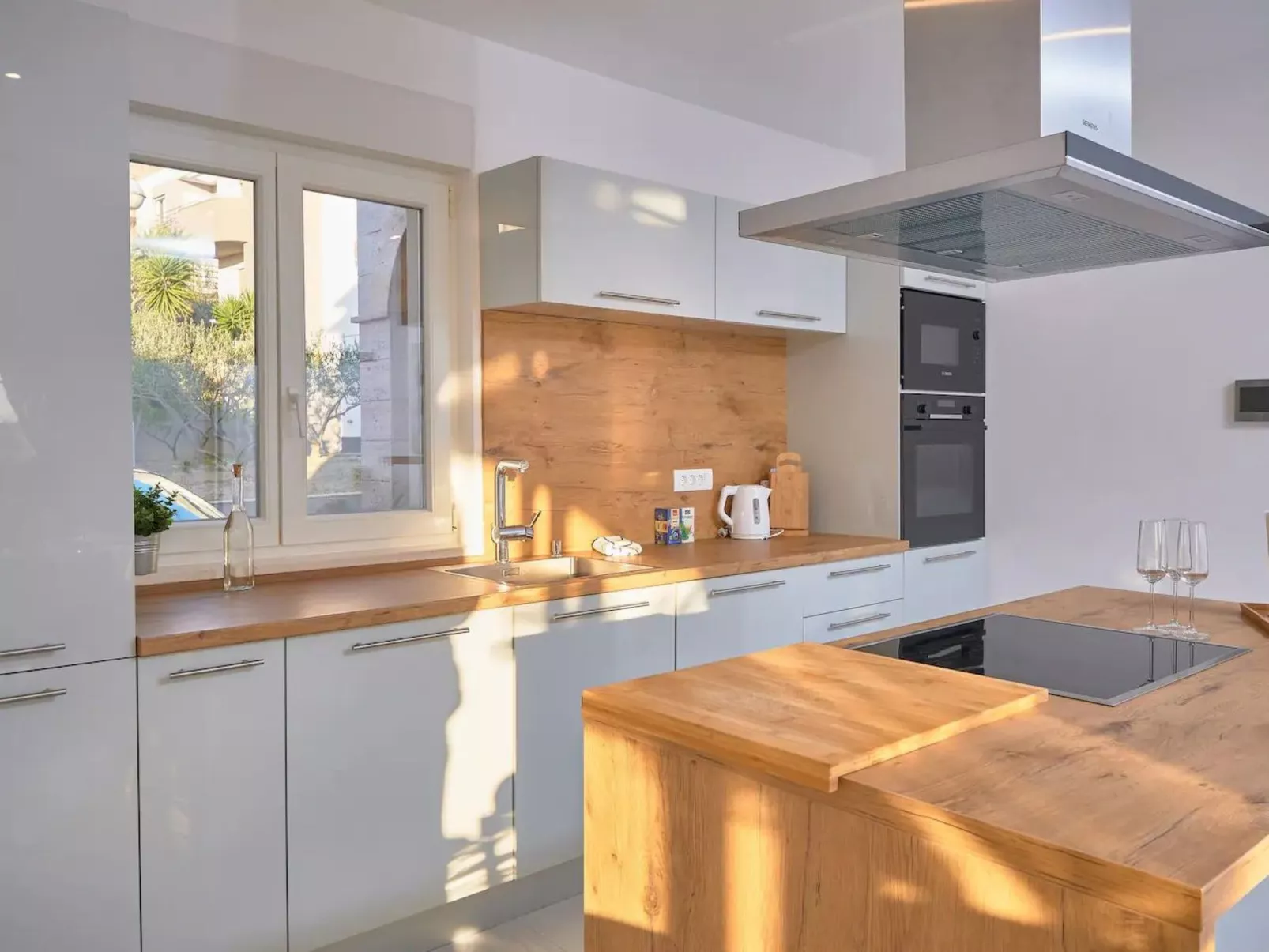 M Ganze Etage in einem geräumigen Haus mit Pool-Inside