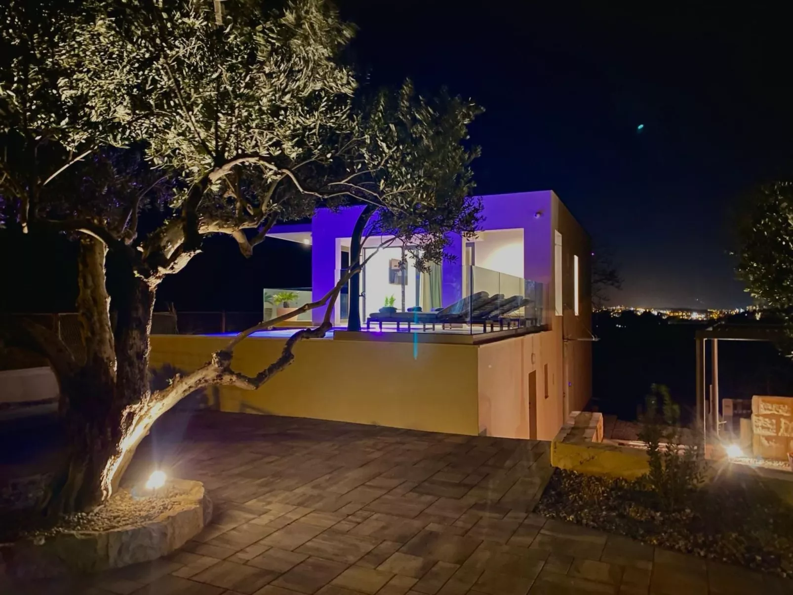 Villa mit beheiztem Infinity-Pool und Massagedüsen-Image-tags.info