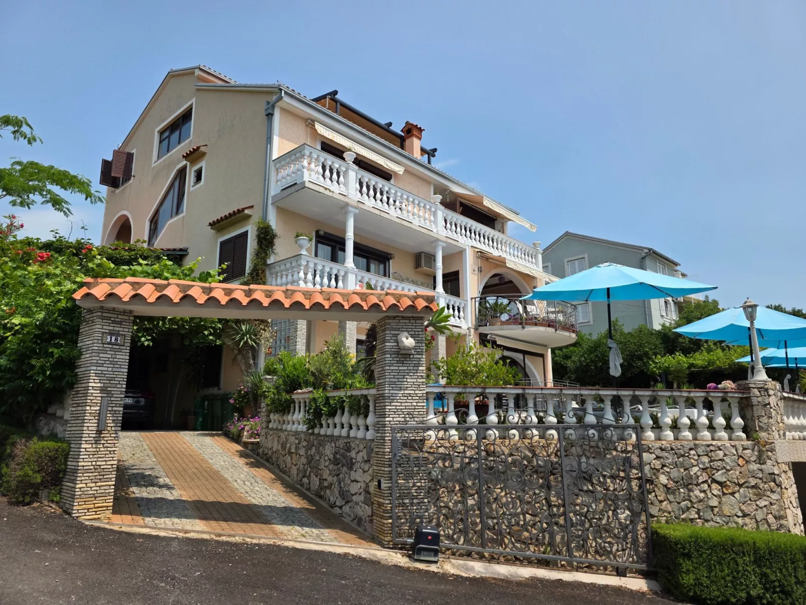 Appartement mit Balkon - gemeinsamer Pool und Terrasse-Draußen