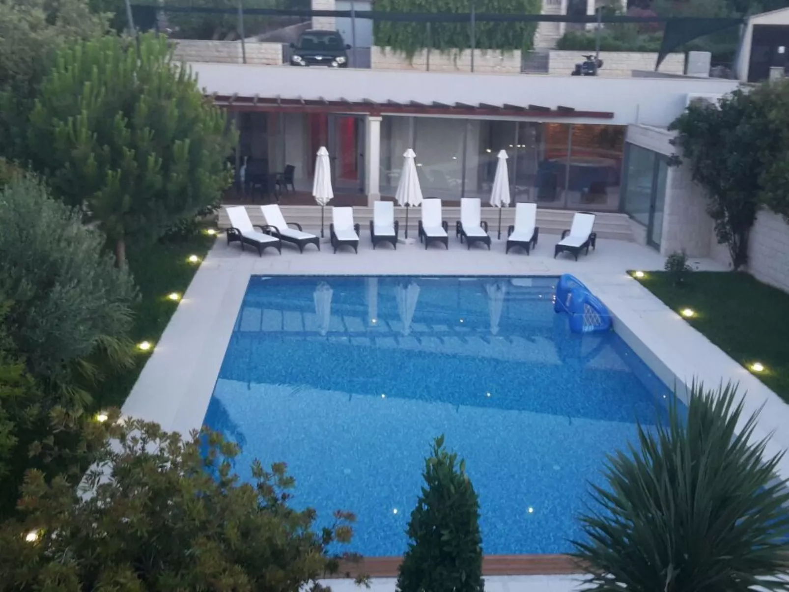 Luxuriöse Ferienwohnung mit Poolblick