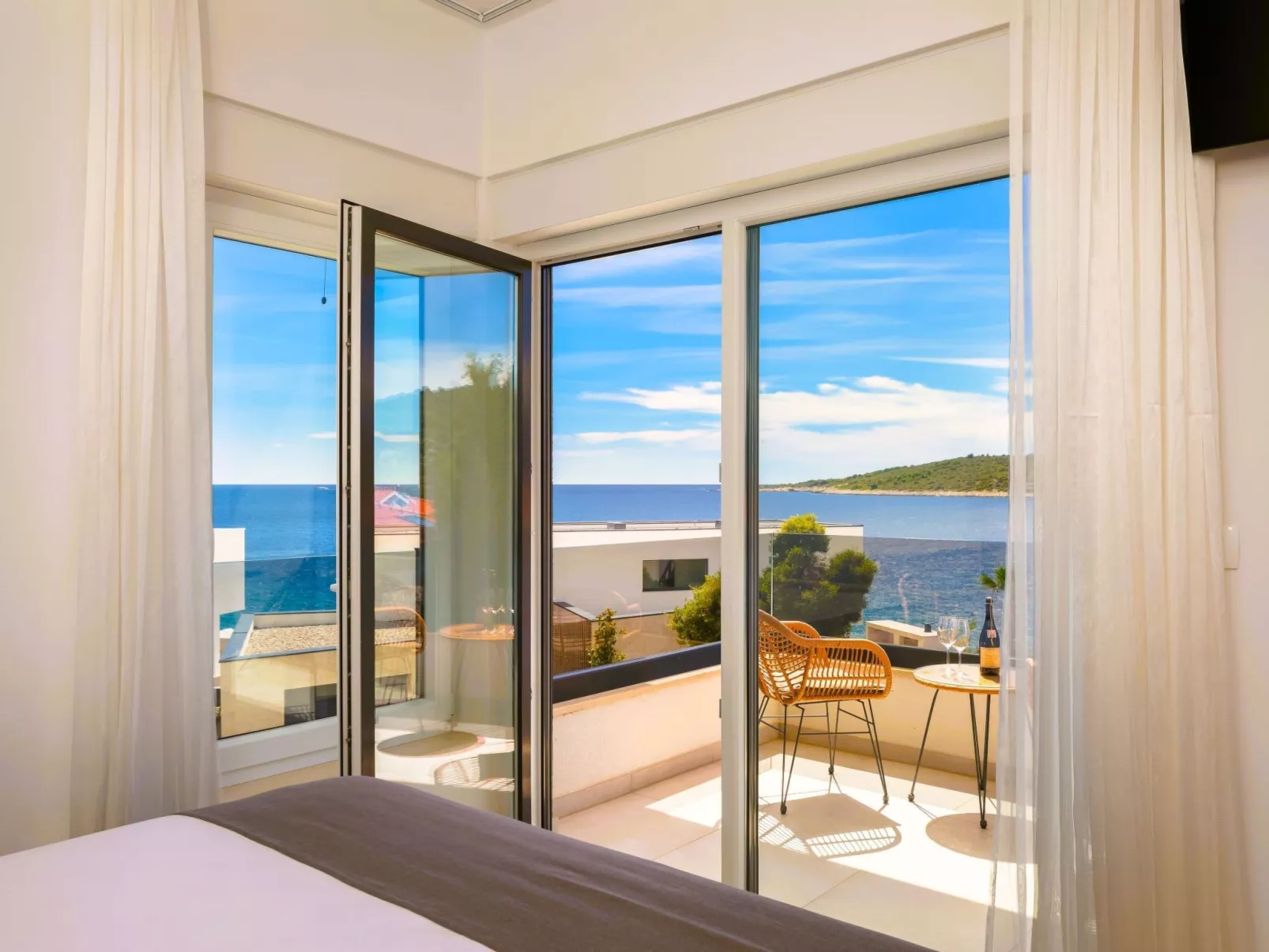 Luxuriöse Villa Dolce Vita direkt am Meer mit privatem Pool und Parkplatz-Drinnen