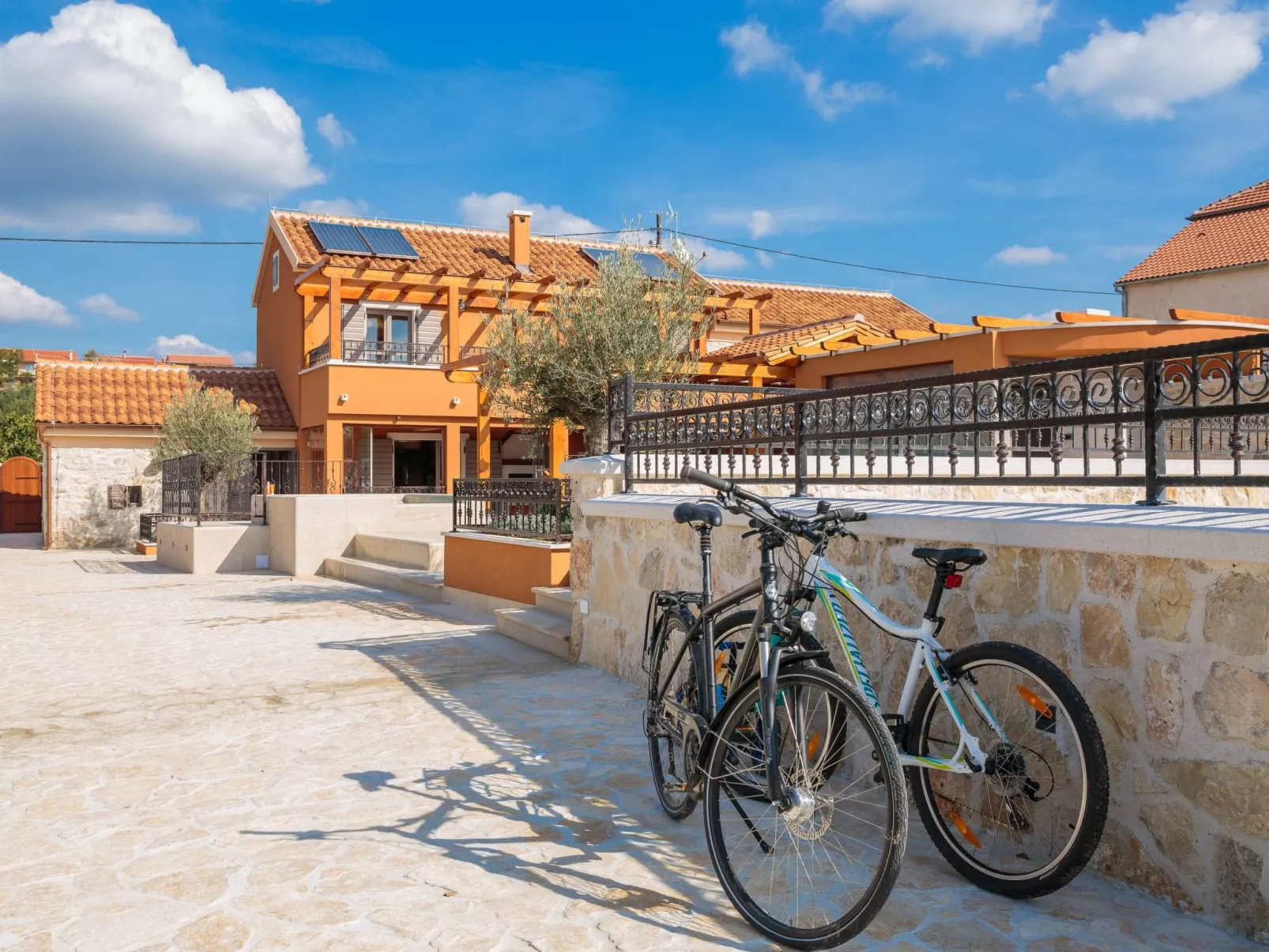 Die Höfe der Villa Ivan