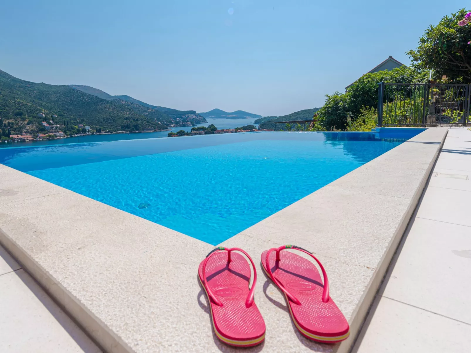 Moderne Villa mit Infinity-Pool und atemberaubendem Meerblick Dia-Outside
