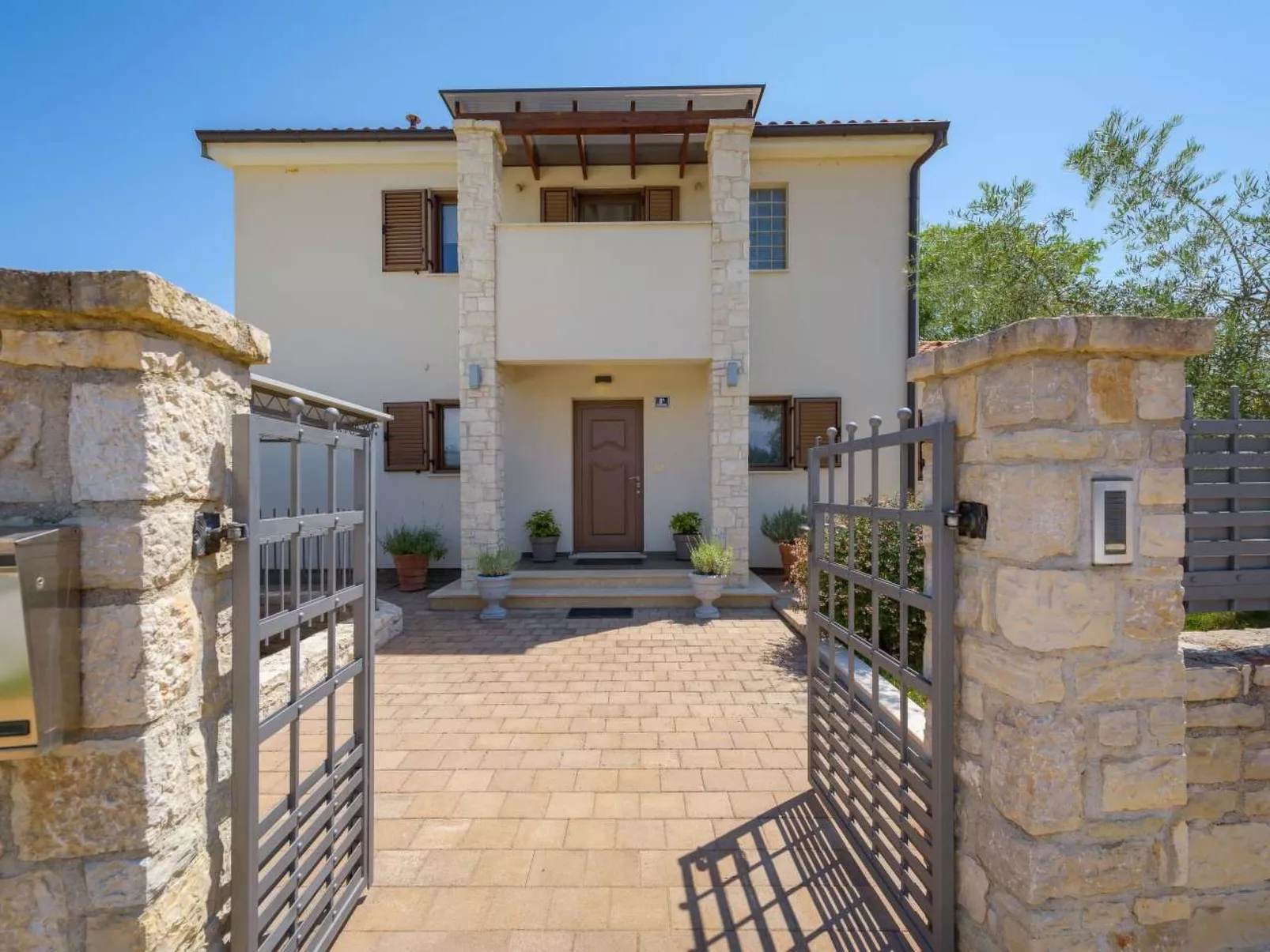 Villa Crystal-Draußen