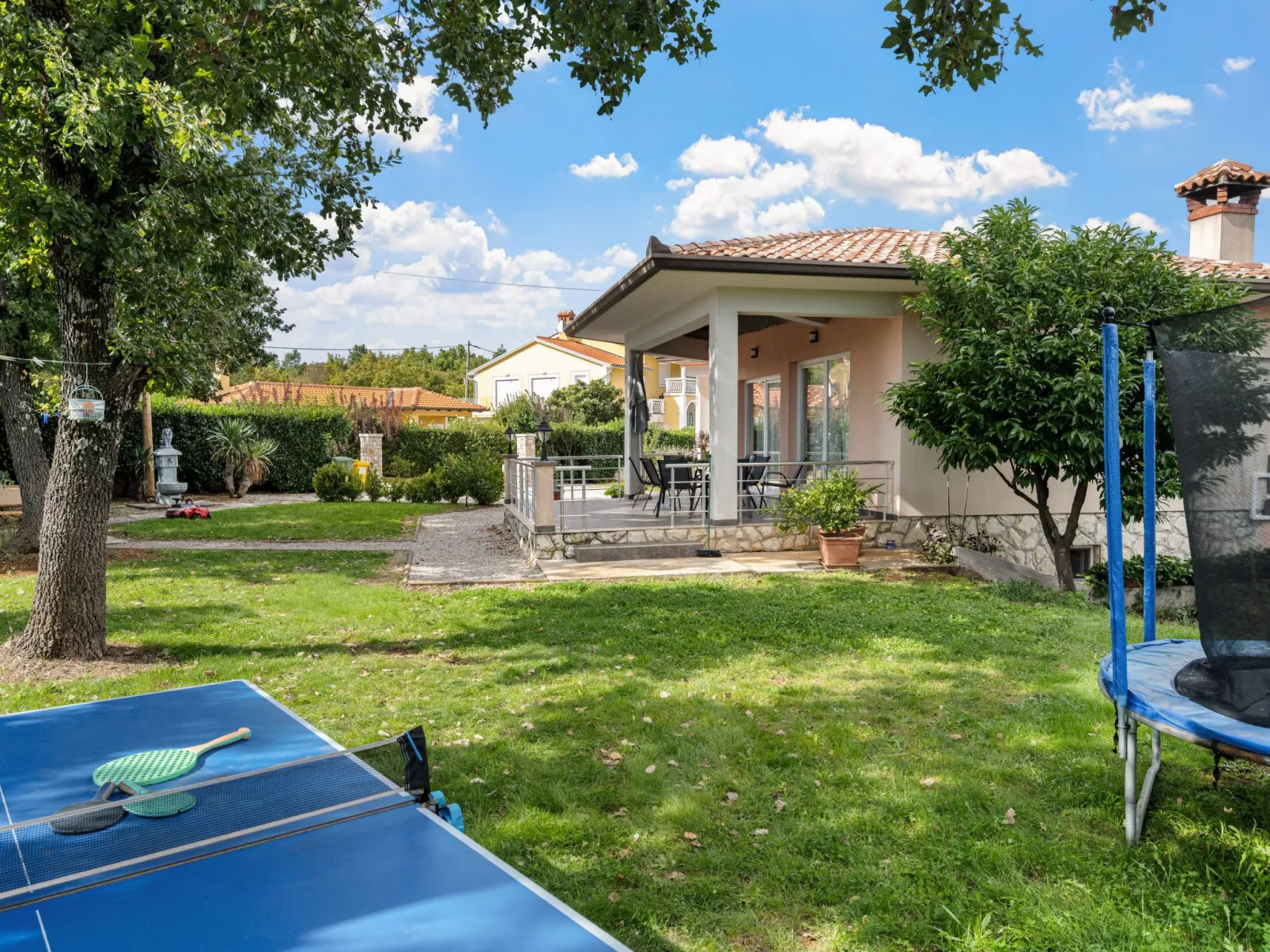 Mit Blick auf das Wasser-Draußen