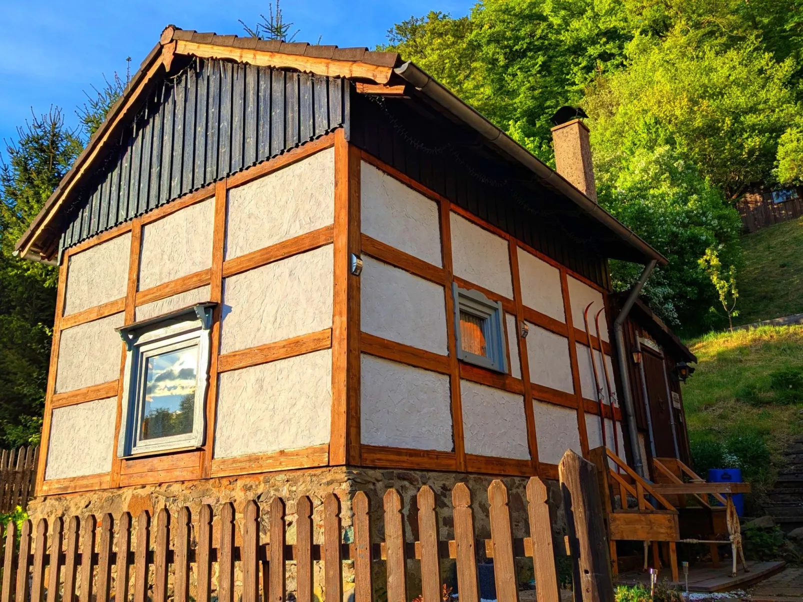 Authentisches Fachwerkhaus am Rande des Waldes-Image-tags.info