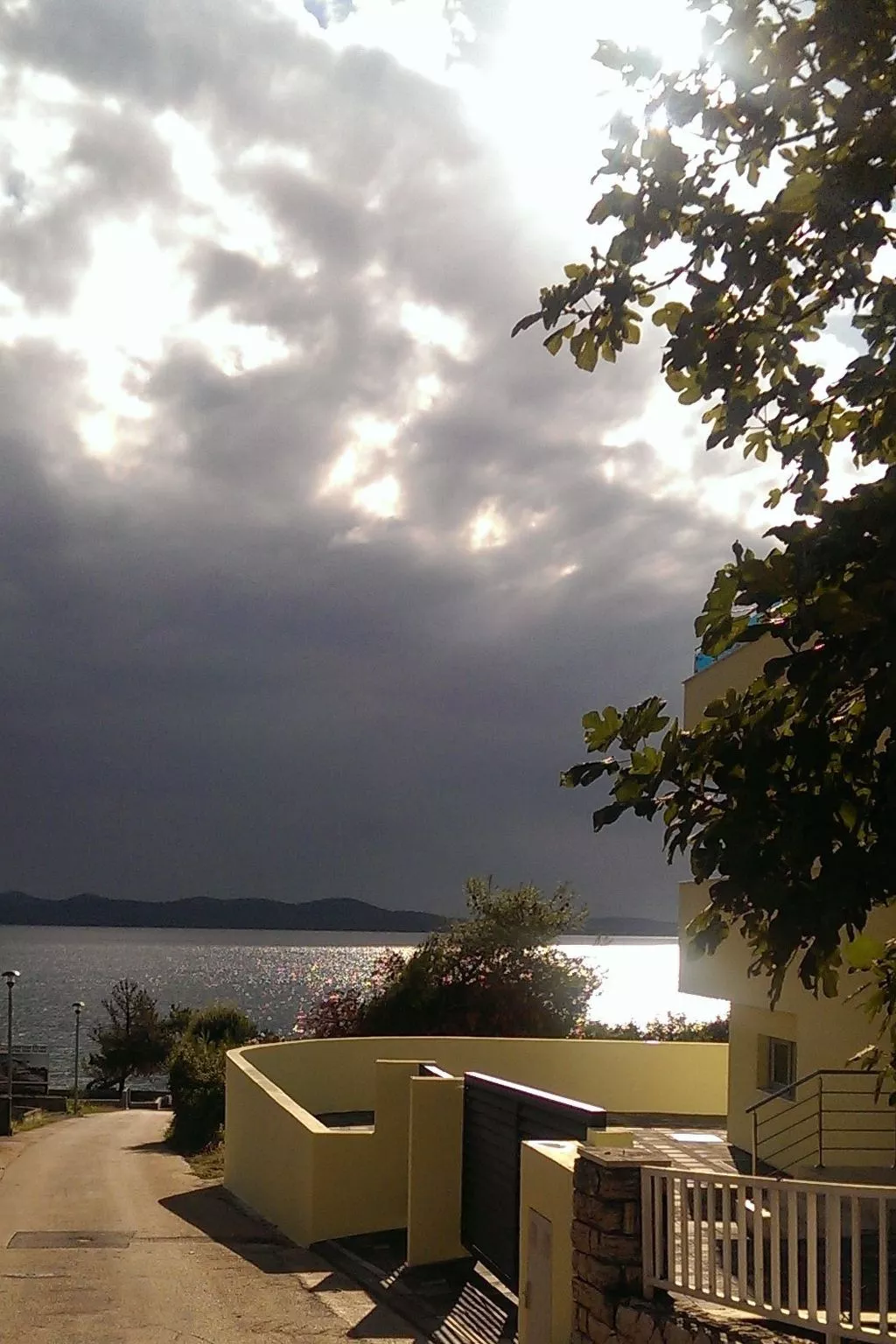 "Dantin" mit Blick auf das Wasser-Draußen