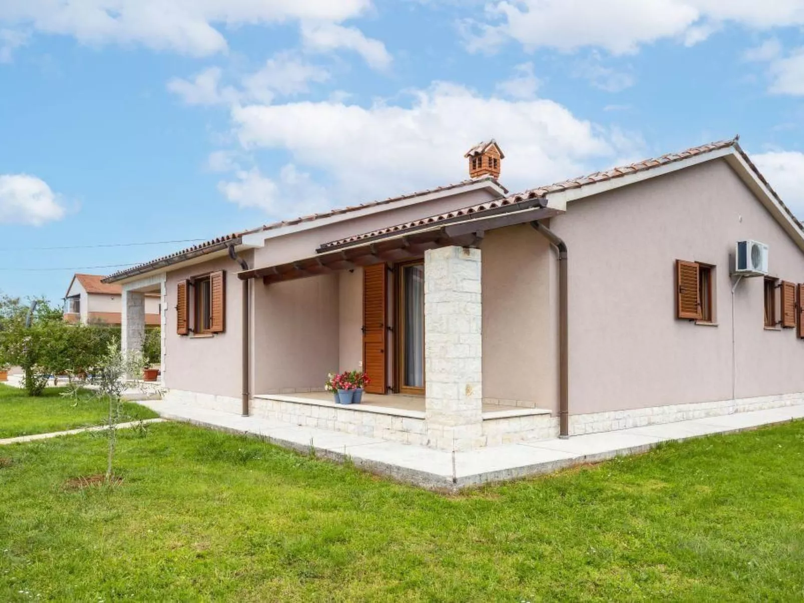 "Villa Mirela" mit Terrasse-Draußen