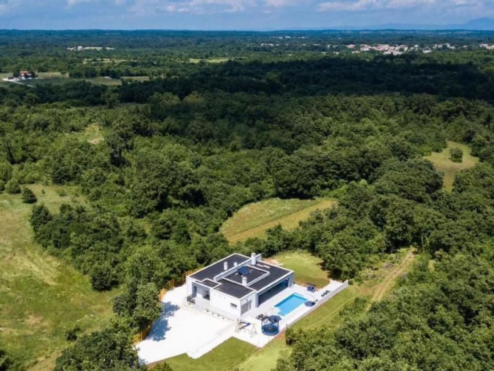 Villa Sanivaro mit beheiztem Pool und Whirlpool-Outside