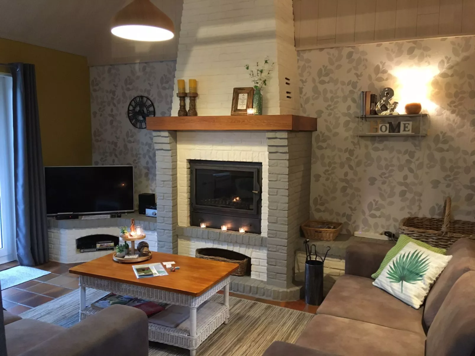 Windekind mit Blick auf die Felder