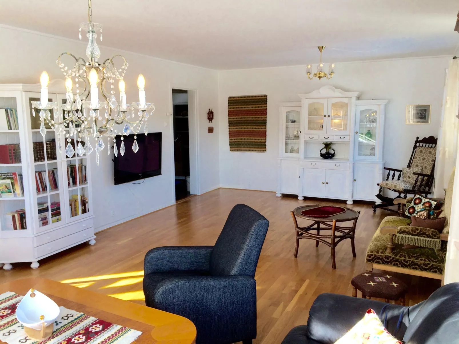 Mit Blick auf das Wasser-Dedans