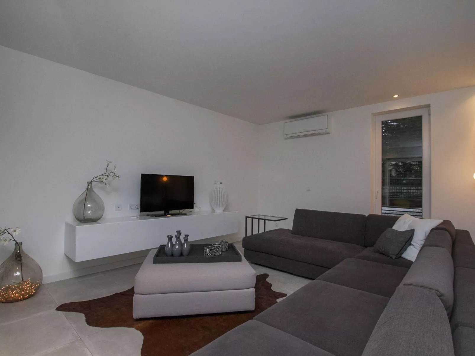 Villa mit Pool-Inside