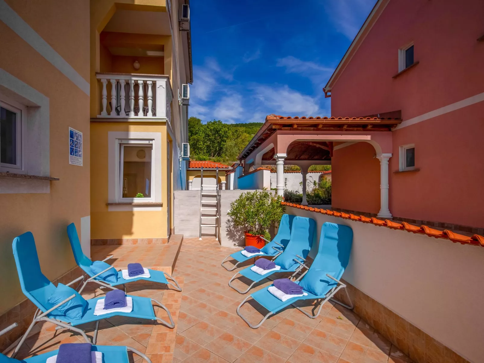 Wohnung mit schöner Terrasse-Outside