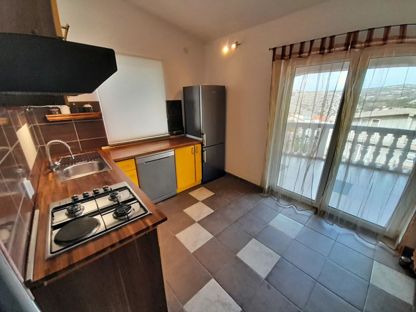 Mit zwei Terrassen für sechs Personen-Dedans