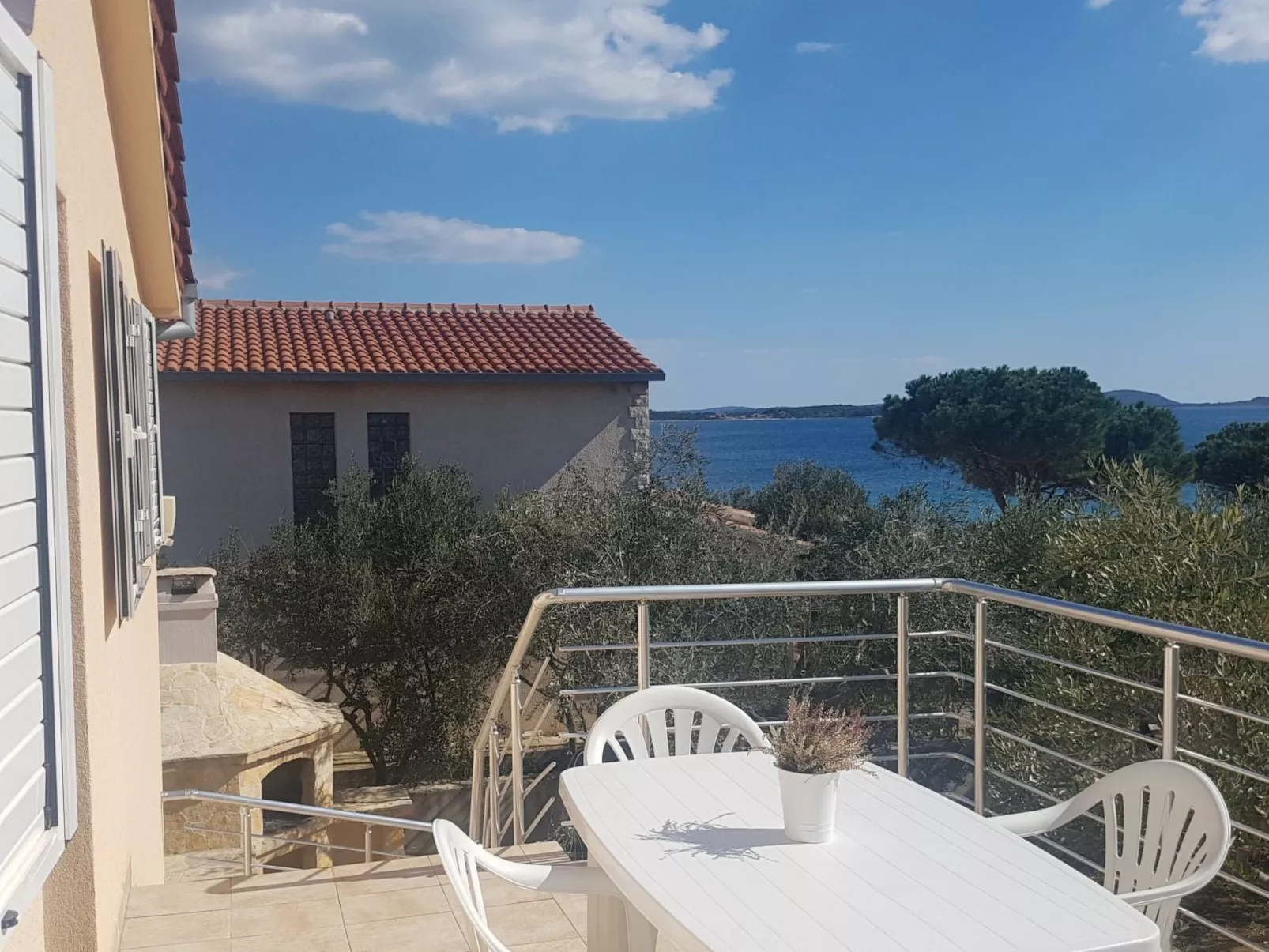 Mit Blick auf das Wasser-Dehors