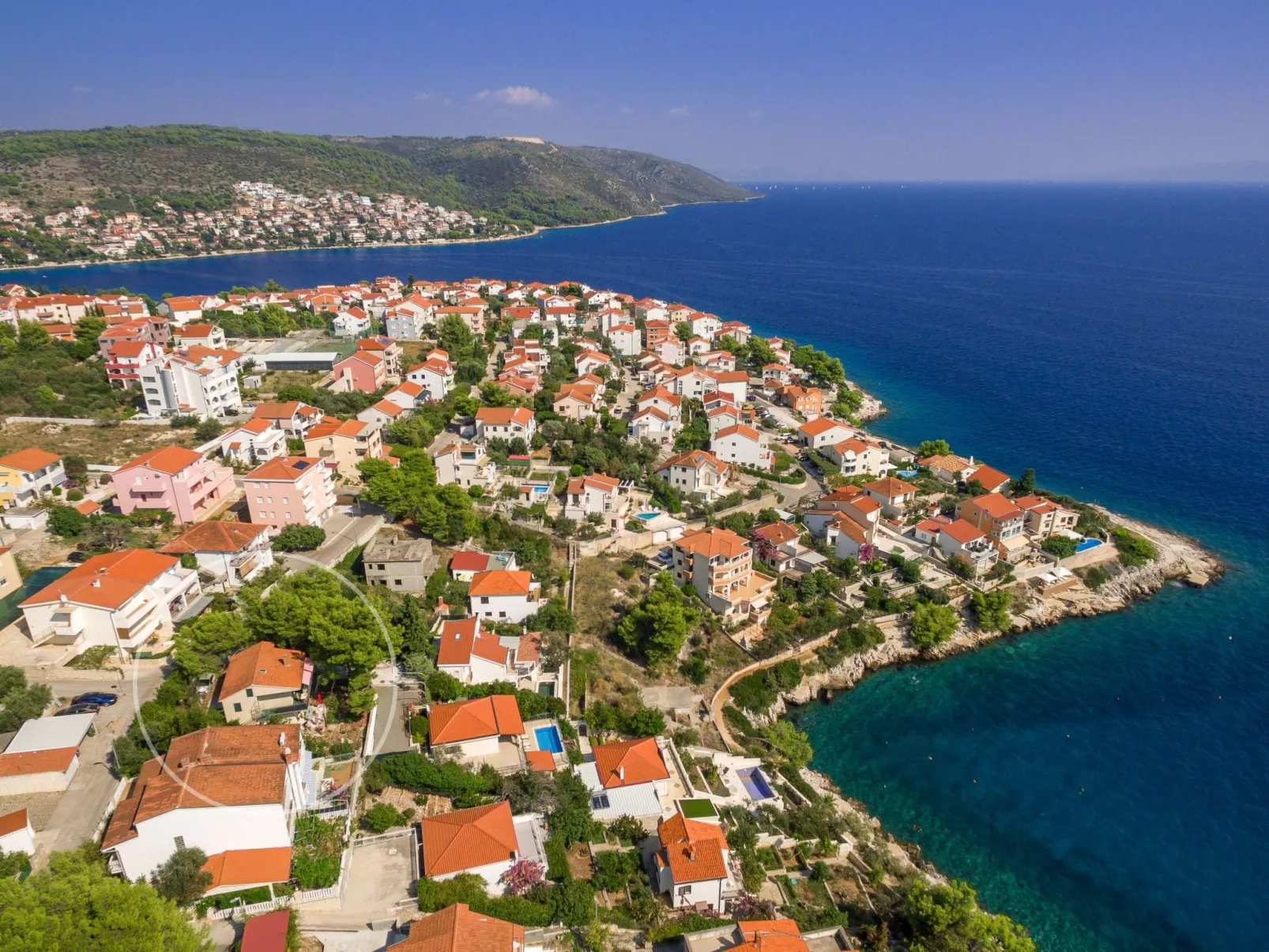 "Barbara" mit Blick auf das Wasser - Draußen