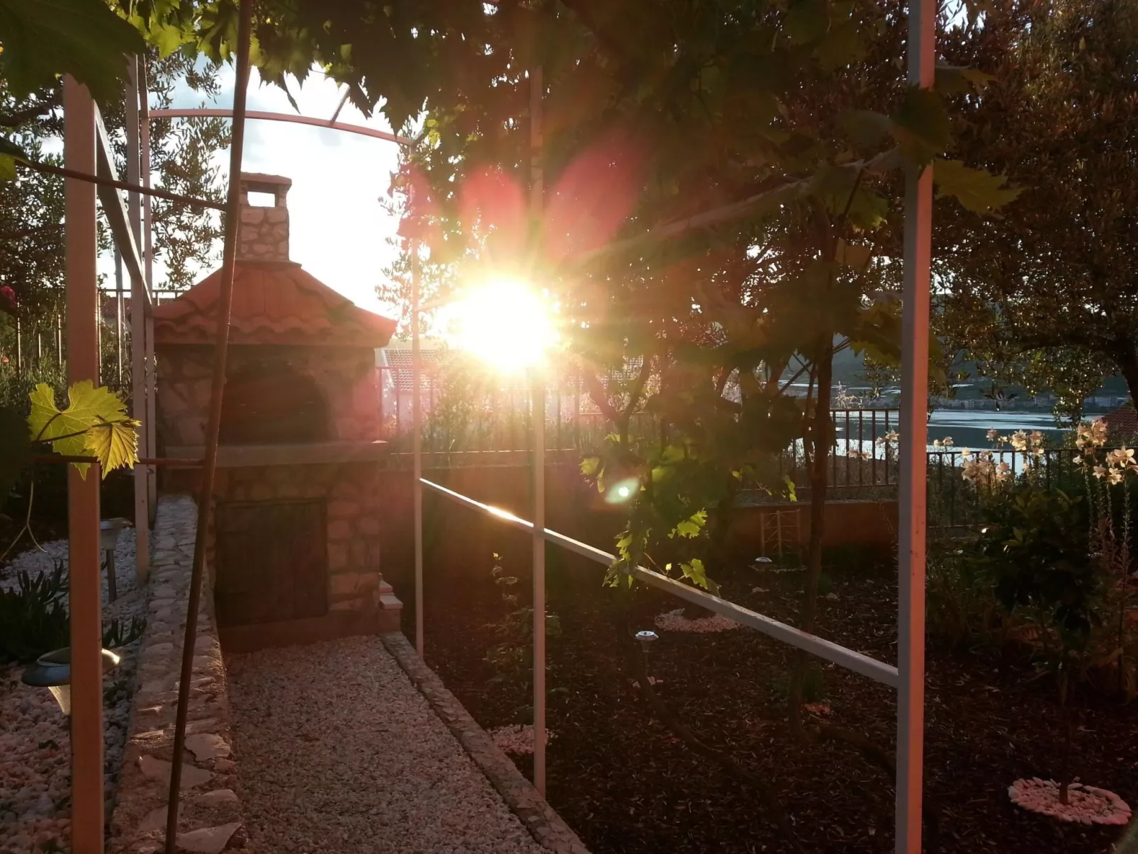 Erdgeschosswohnung mit viel Komfort und Terrasse-Draußen