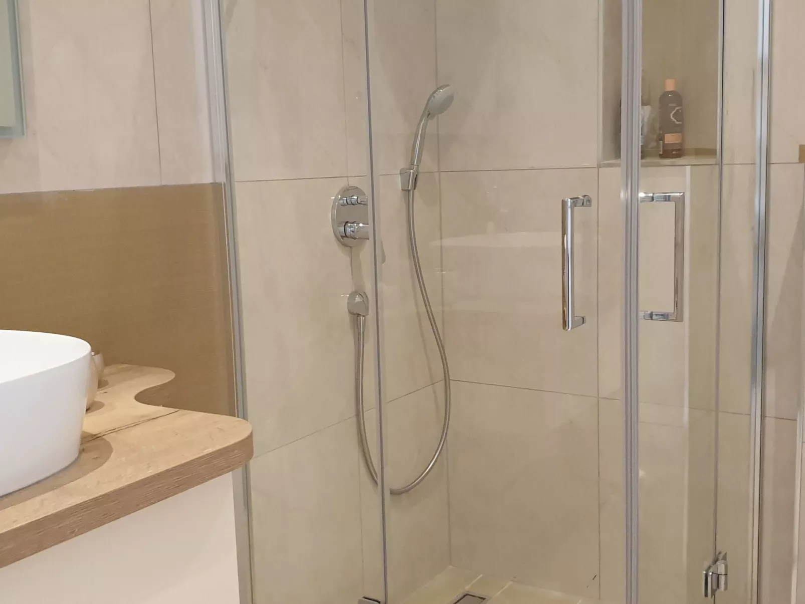 Beheiztes Schwimmbad, schattige Terrasse mit Meerblick-Dedans