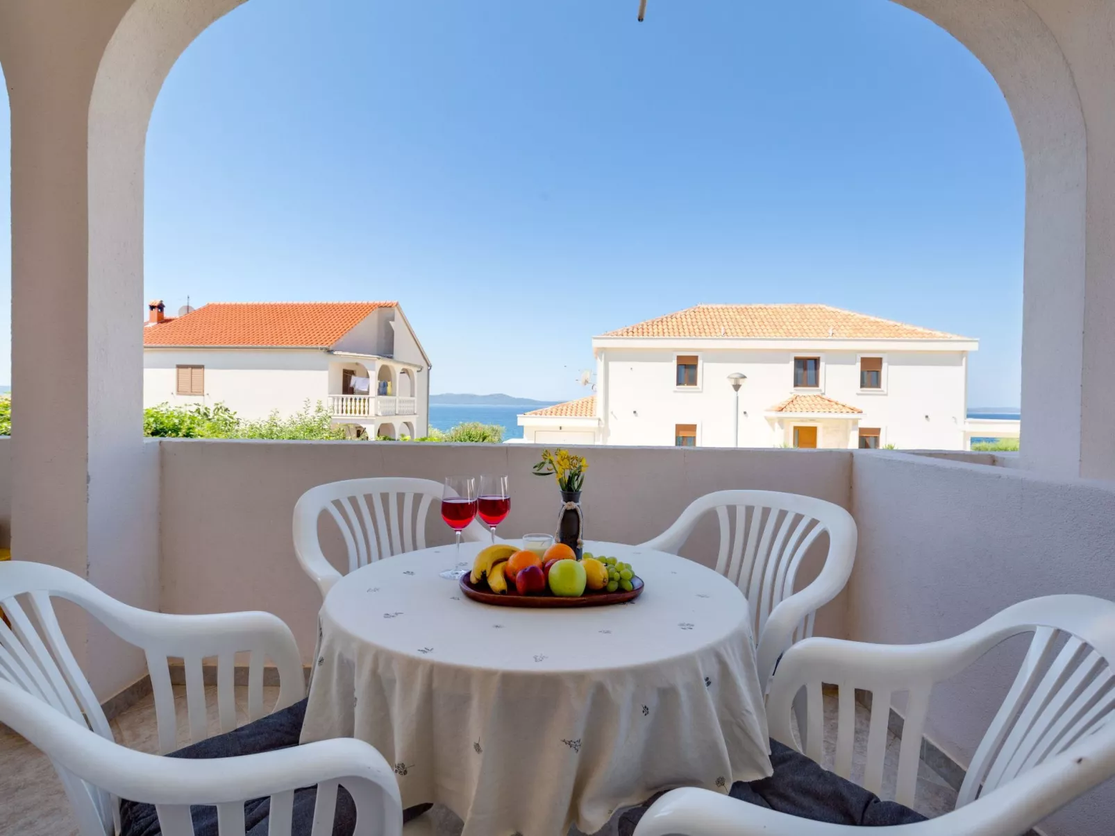 "Lenko 1" mit Blick auf das Wasser-Dehors