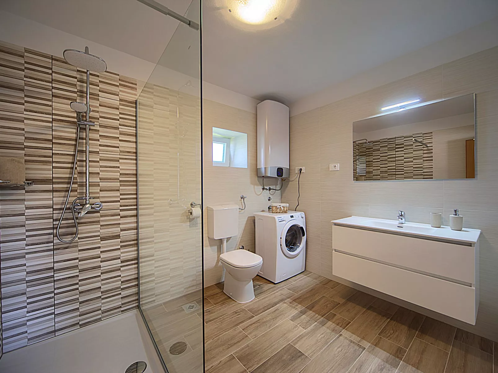 Villa mit Garten, Grill und Terrasse-Dedans