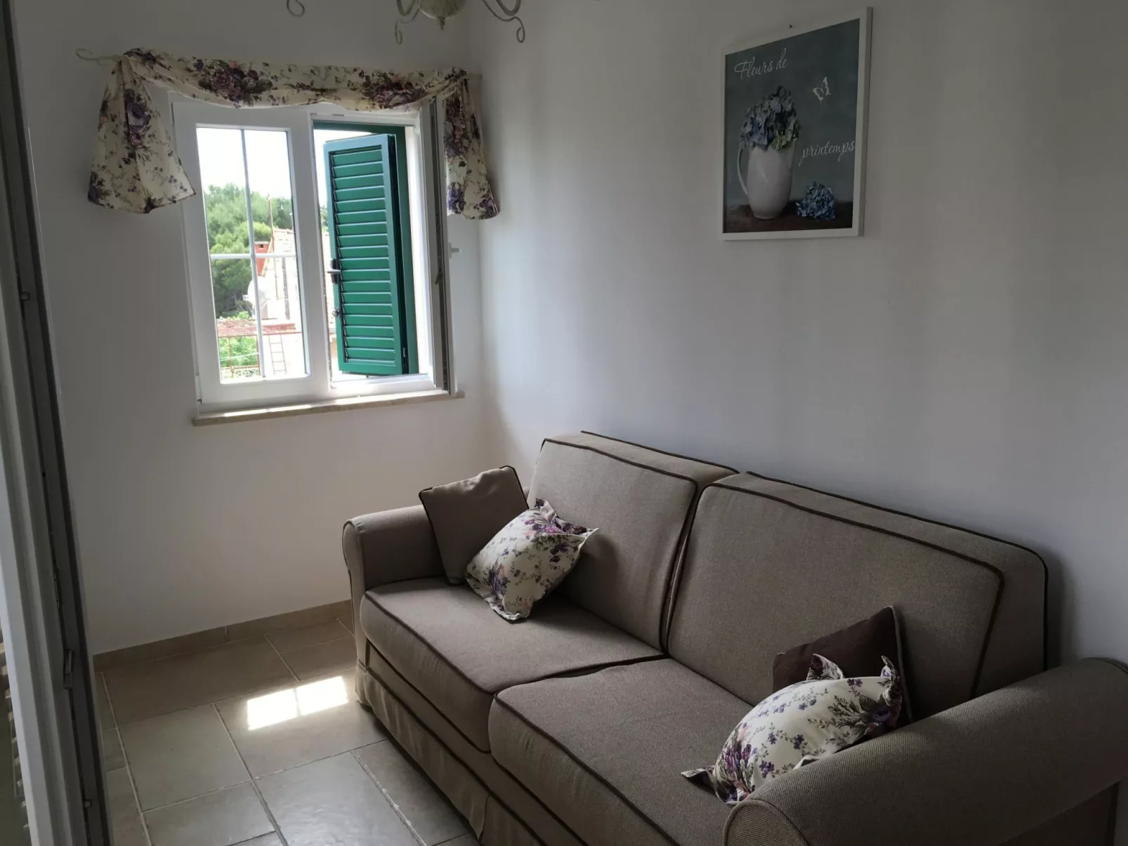 Gemütliche Wohnung in Stoja mit Möbliertem Balkon-Dedans