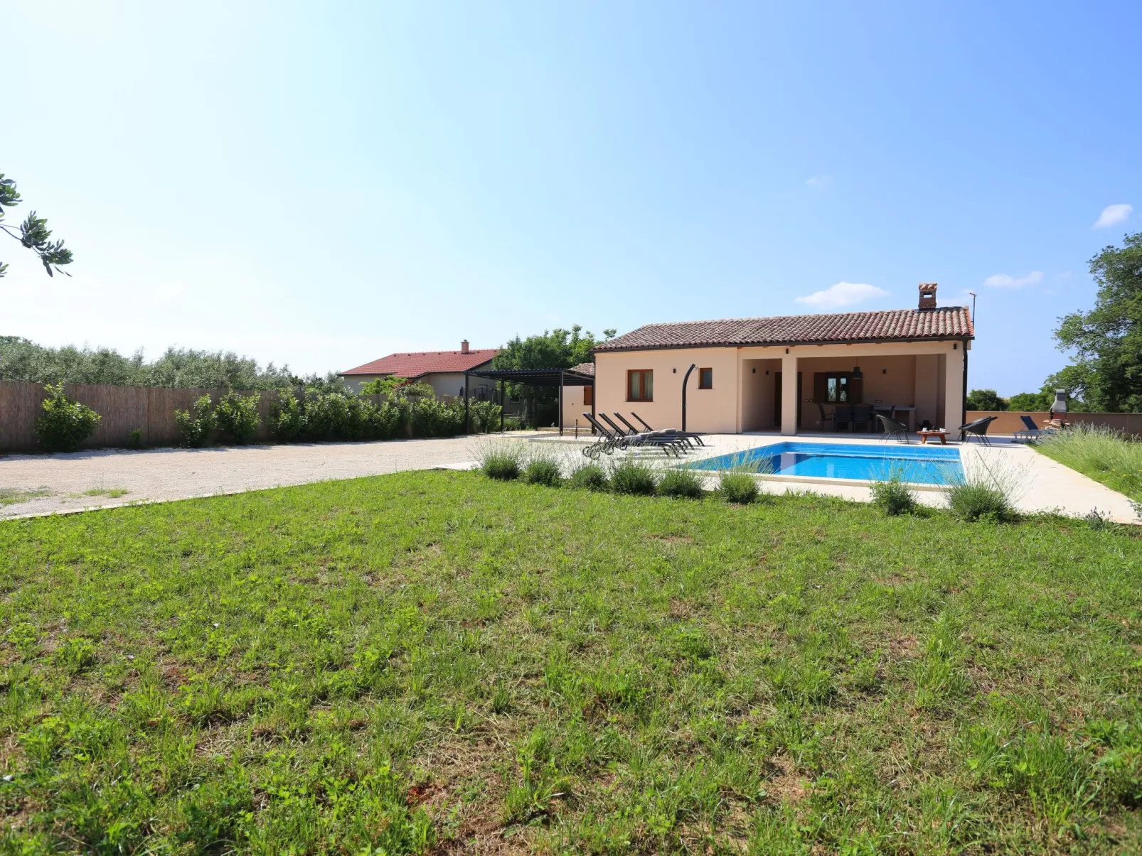 Haus Nina mit beheiztem Schwimmbad-Draußen