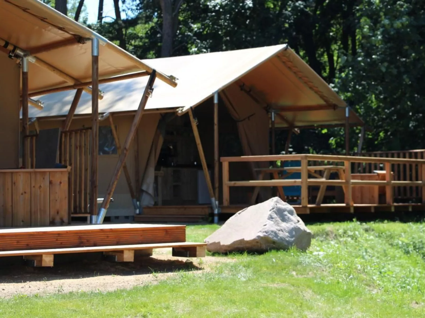 Gemütliches Safarizelt mit Grill und Garten