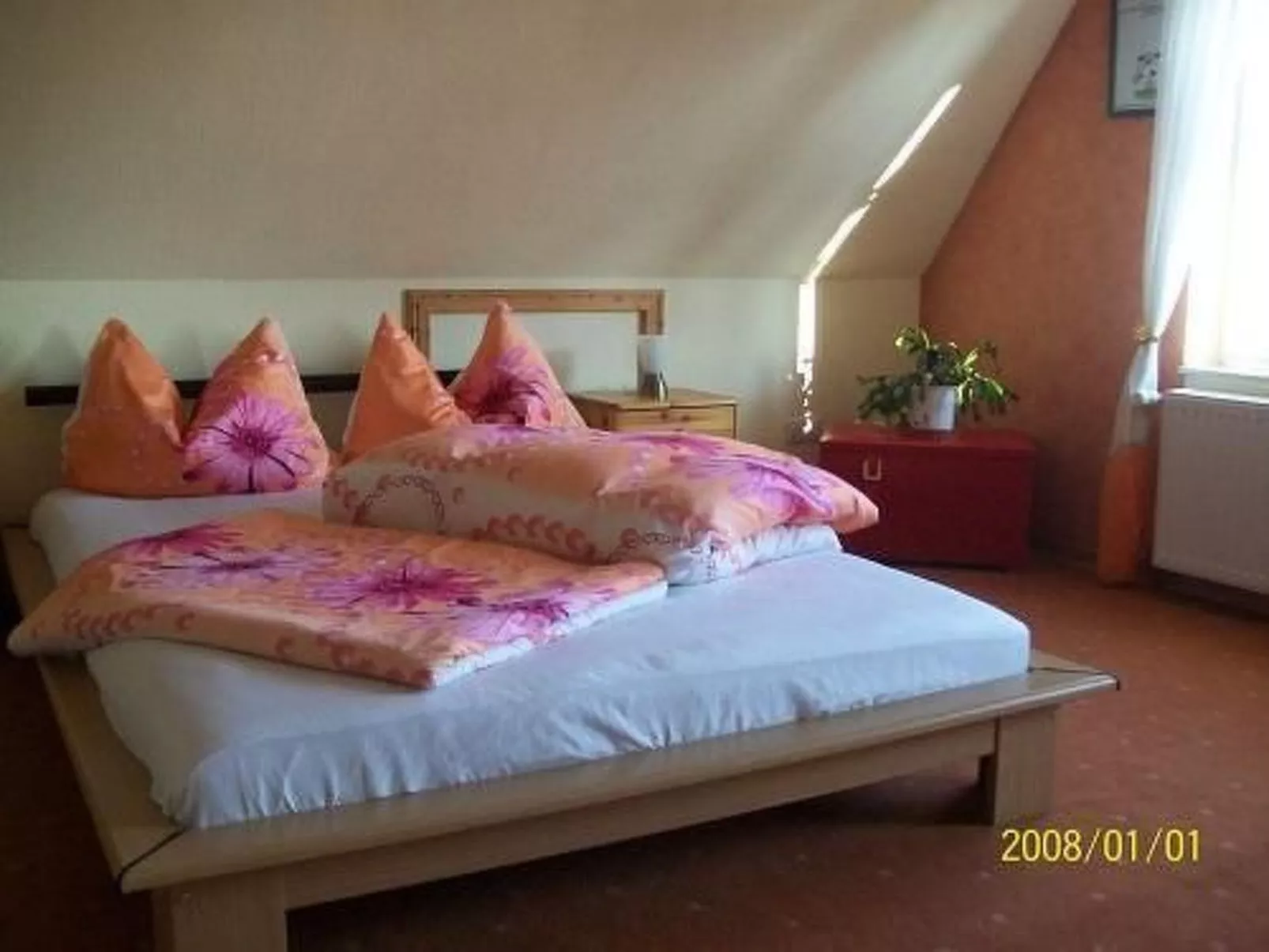 Mit umfriedetem Garten und Terrassen-Drinnen