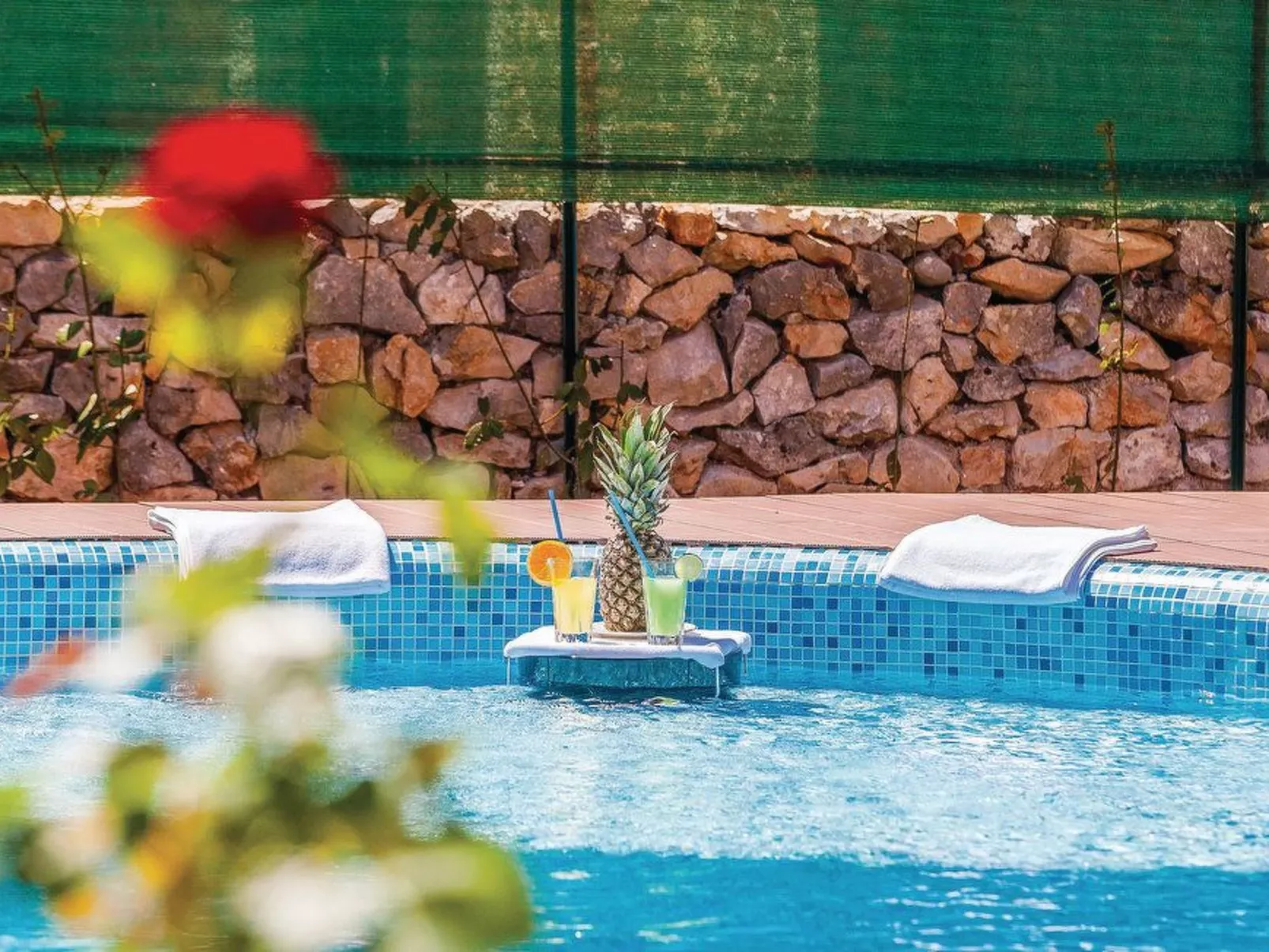 Geräumige, topmoderne Ferienvilla mit eigenem Pool-Outside