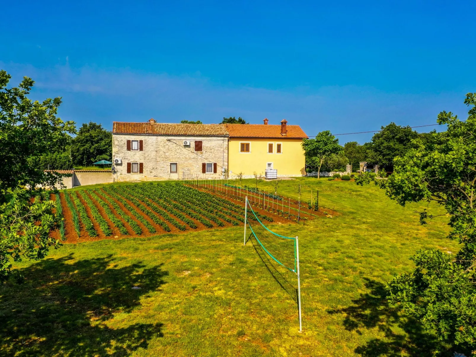 Schönes Haus mit großer grüner Umgebung, Pool-Draußen