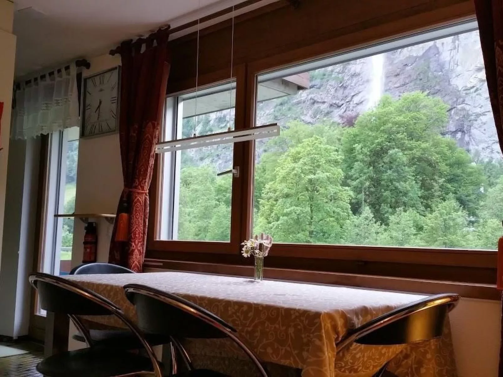 Gegenüber den Staubbach Wasserfällen-Inside