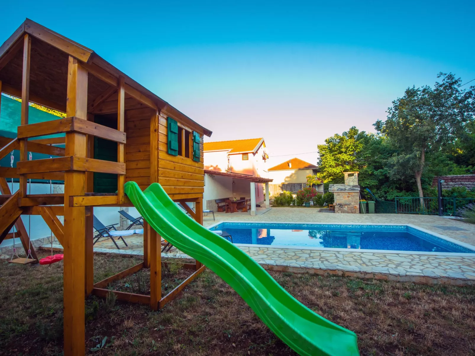 Haus in Grubine mit Außenpool-Draußen