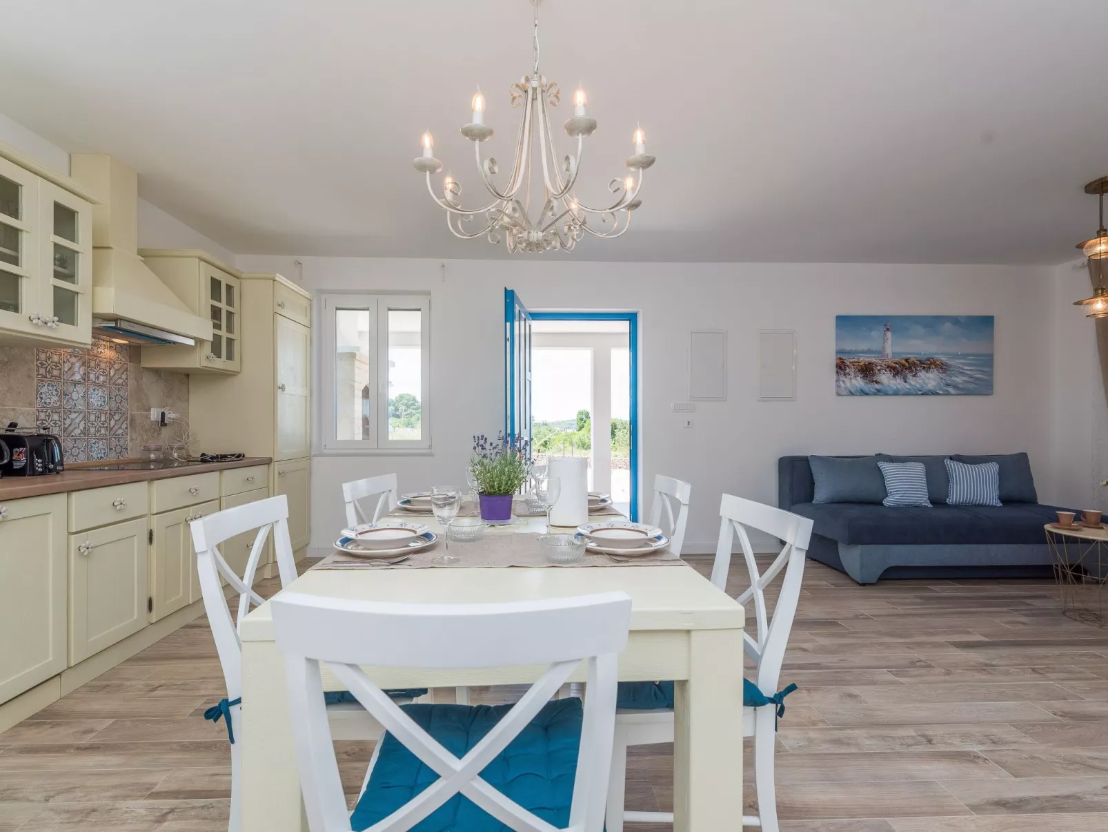 "Ivana" mit Blick auf das Wasser-Drinnen