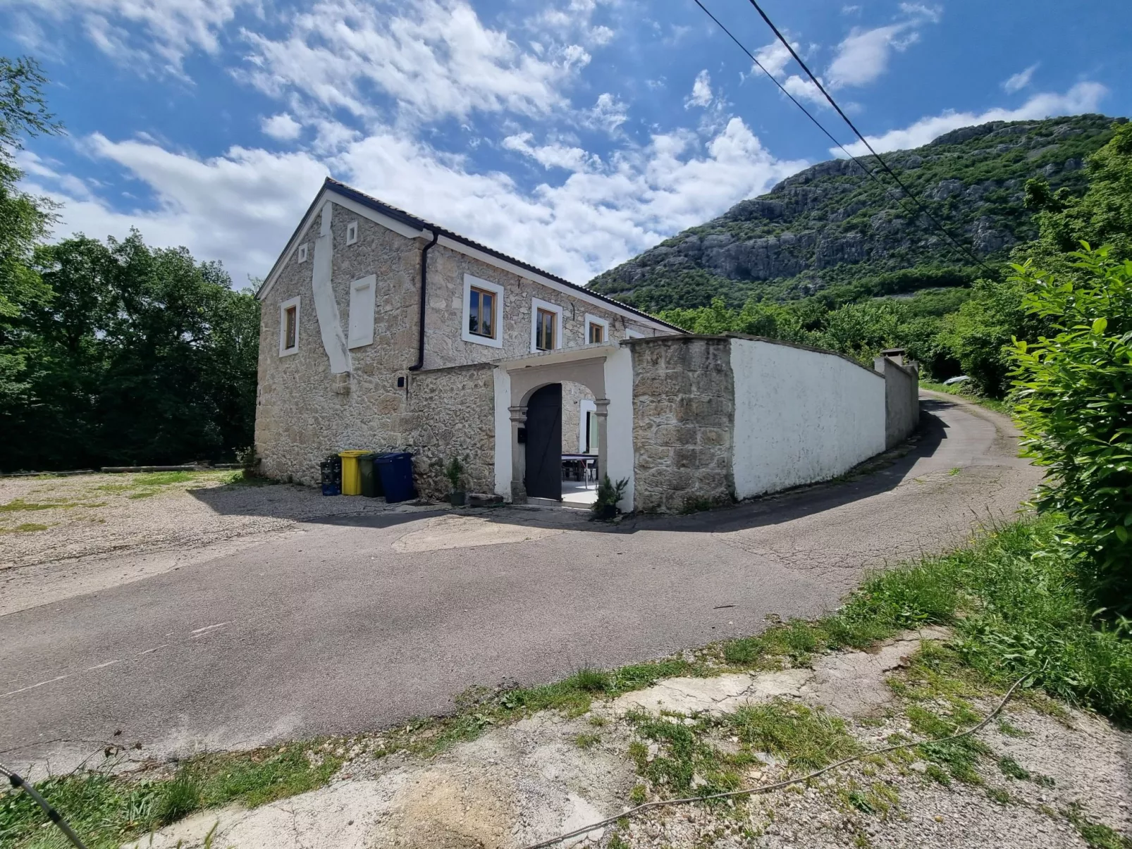 Steinhaus mit privatem Außenpool-Draußen