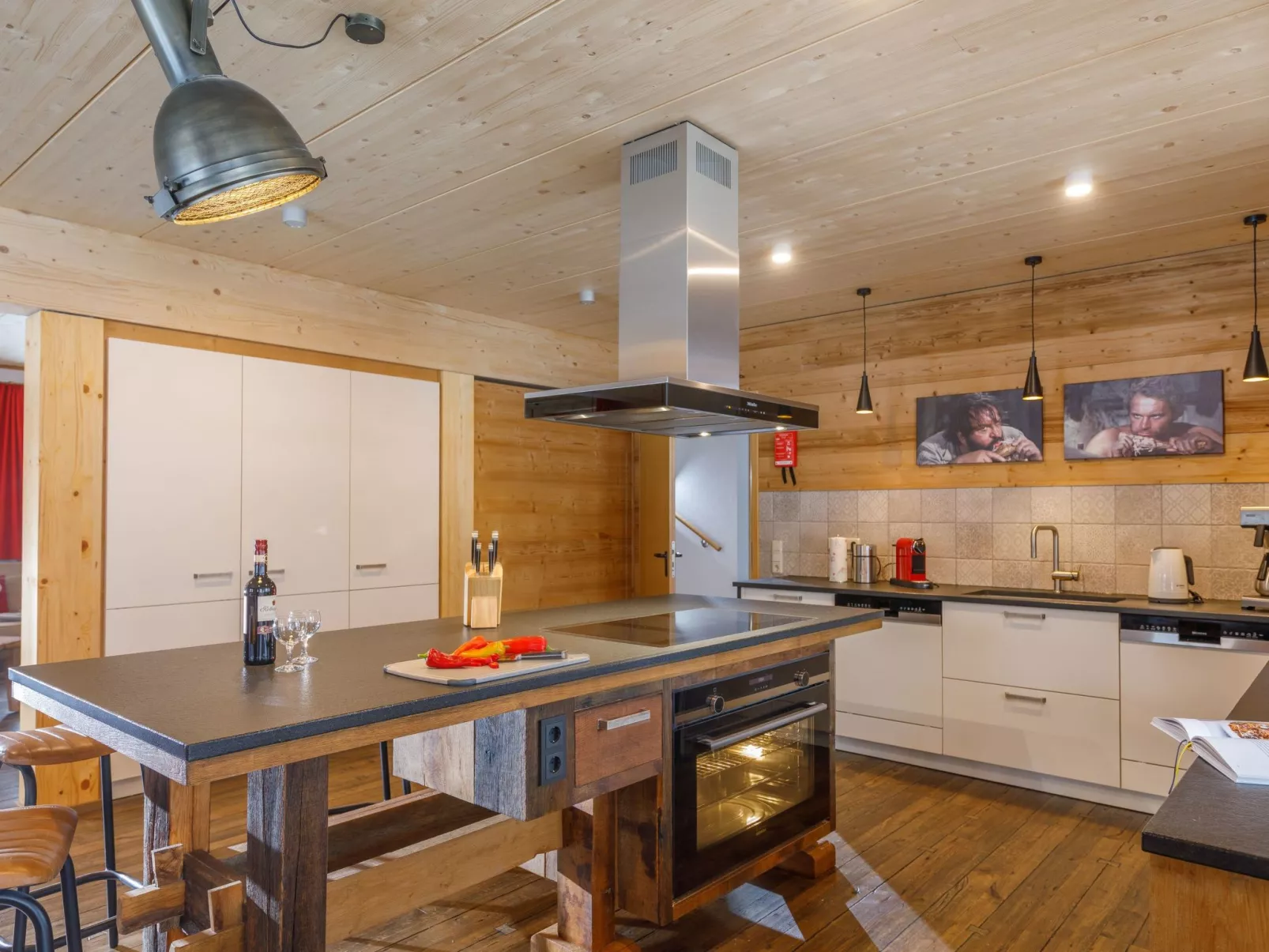 Bergwiesenalm-Drinnen