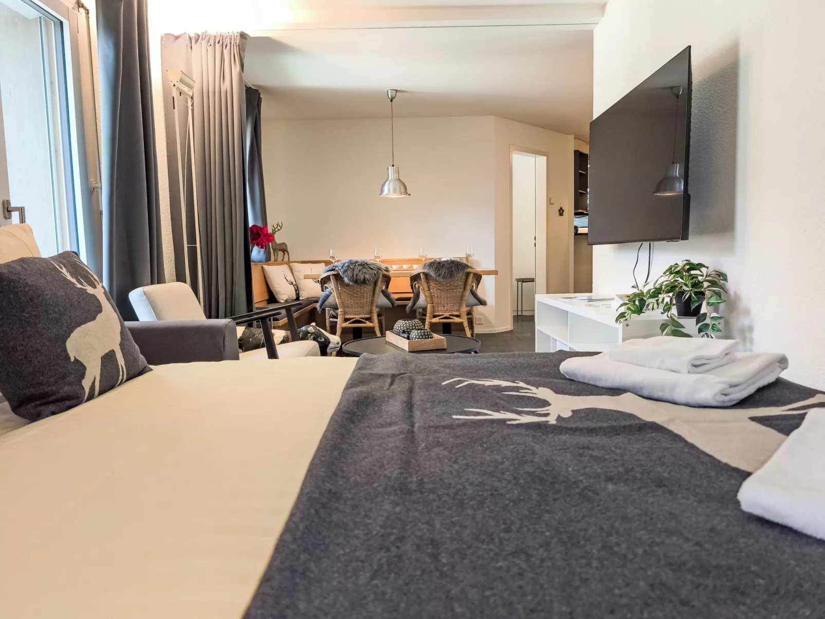 Silence, Apt. P-Drinnen