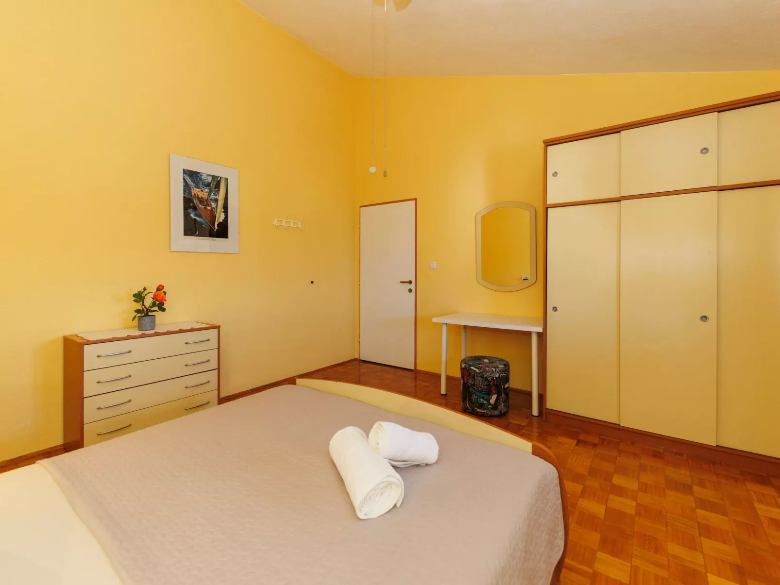 "Zara" mit Blick auf das Wasser-Dedans