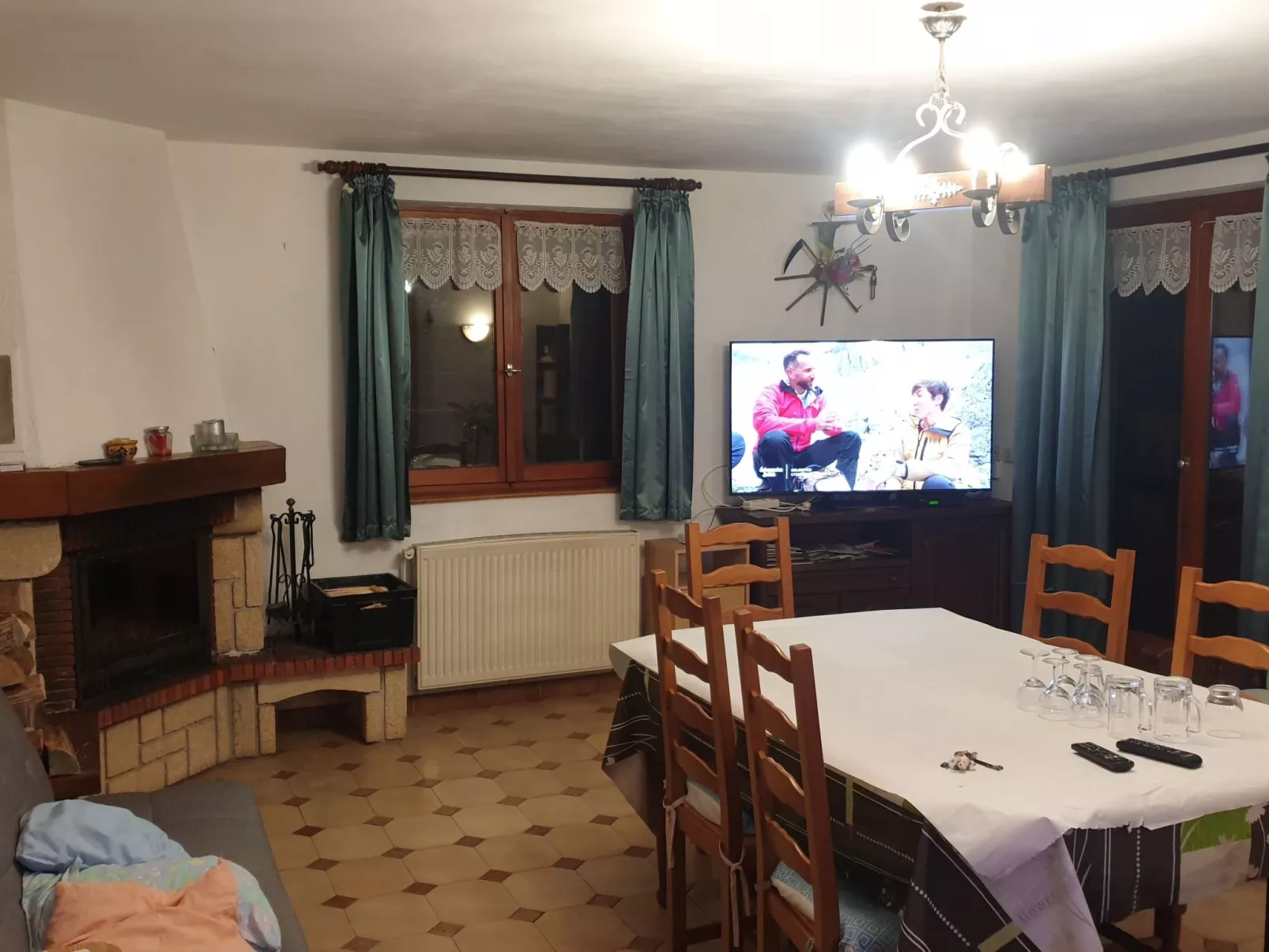 Mit Balkon, Garten und Talblick-Drinnen