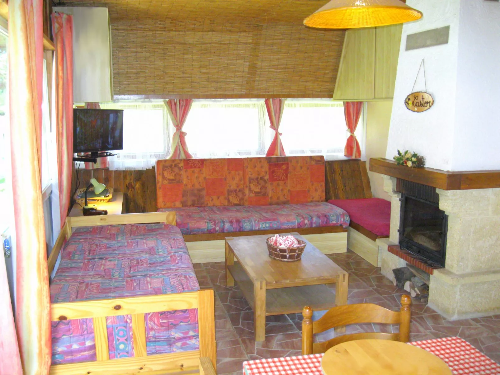 Charmantes Ferienhaus mit gemeinsamem Grill-Drinnen