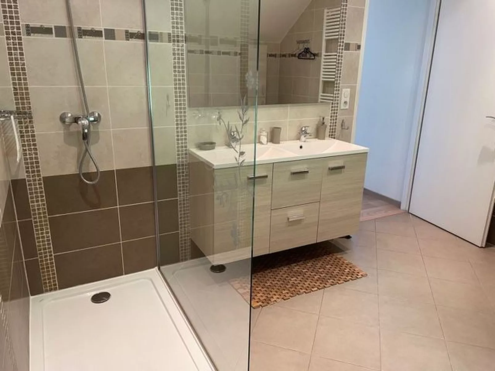 In Aiguebelette-Le-Lac mit Garten, Terrasse und Grill-Drinnen